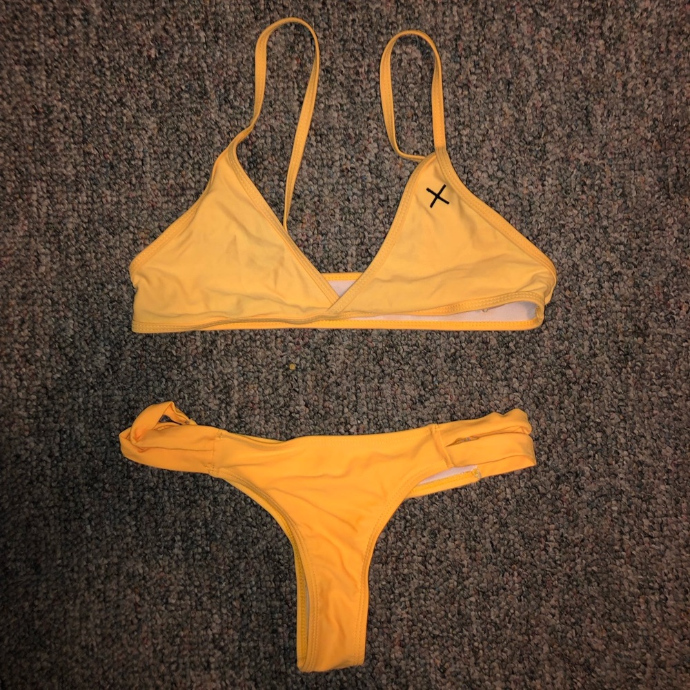 Boutine LA yellow bottoms